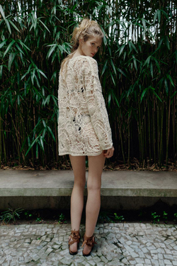 ZARA АЖУРНОЕ ТРИКОТАЖНОЕ ПЛАТЬЕ С КИСТОЧКАМИ, ЭКРЮ