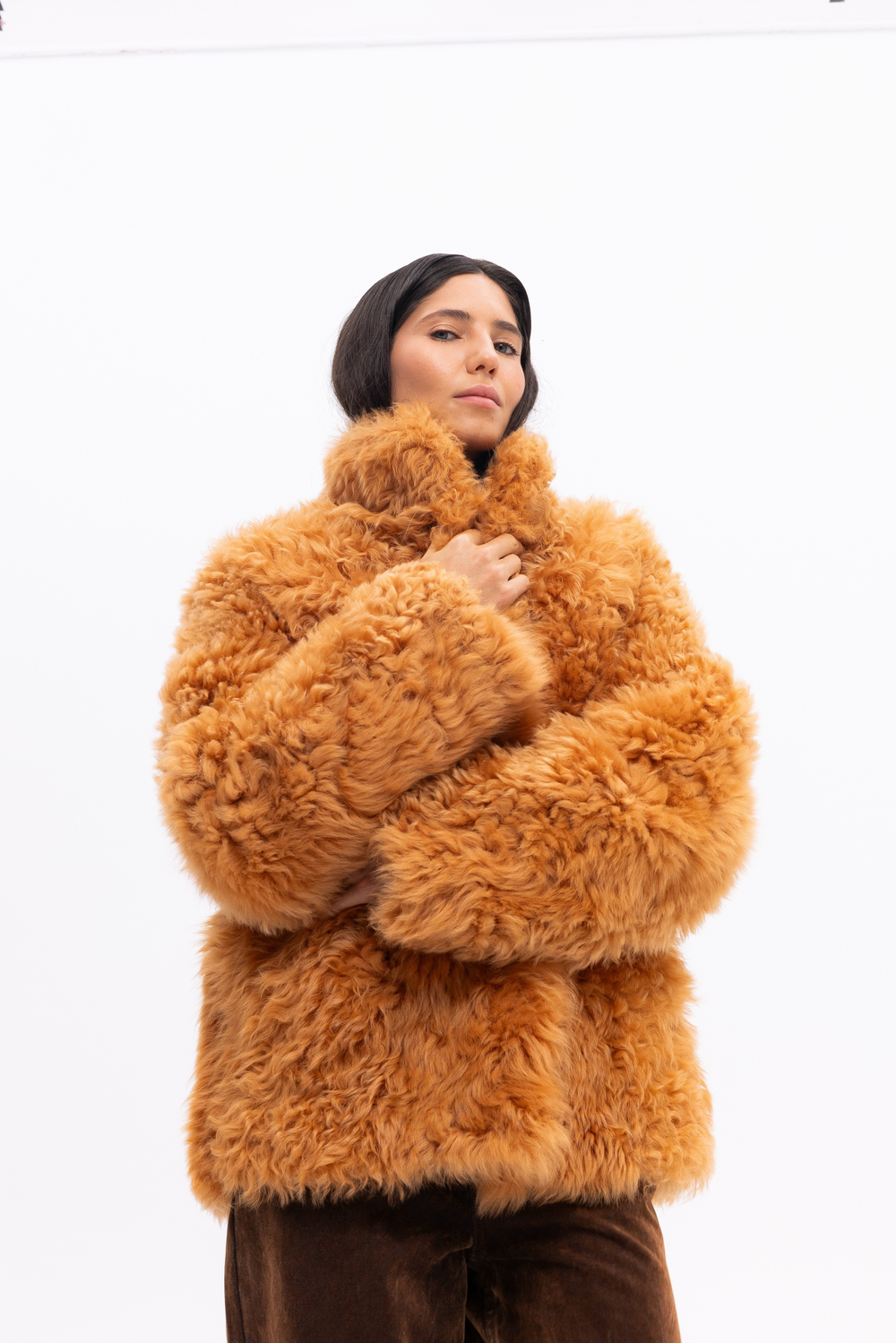 Бежевая шуба с воротником