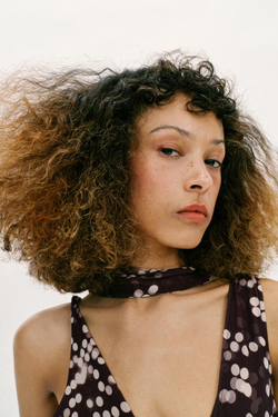 ZARA ДЛИННОЕ ПЛАТЬЕ ИЗ ПОЛУПРОЗРАЧНОЙ ТКАНИ В ГОРОШЕК, КОРИЧНЕВЫЙ/ЭКРЮ