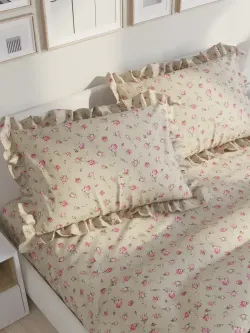 Декоративная наволочка с рюшами, оборками "Розовые бутоны на бежевом" 50х70 см, 1 шт, без молнии