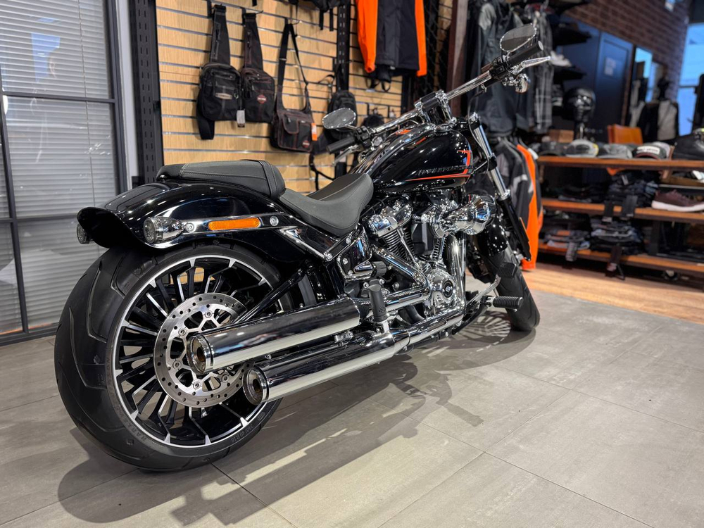 Harley-Davidson BREAKOUT 117 (Vivid Black) с НДС