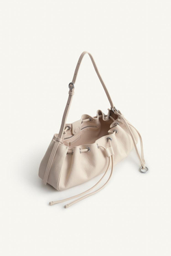 ZARA УДЛИНЕННАЯ КОЖАНАЯ СУМКА С РЕГУЛИРУЕМЫМ ПЛЕЧЕВЫМ РЕМНЕМ, БЕЛЫЙ