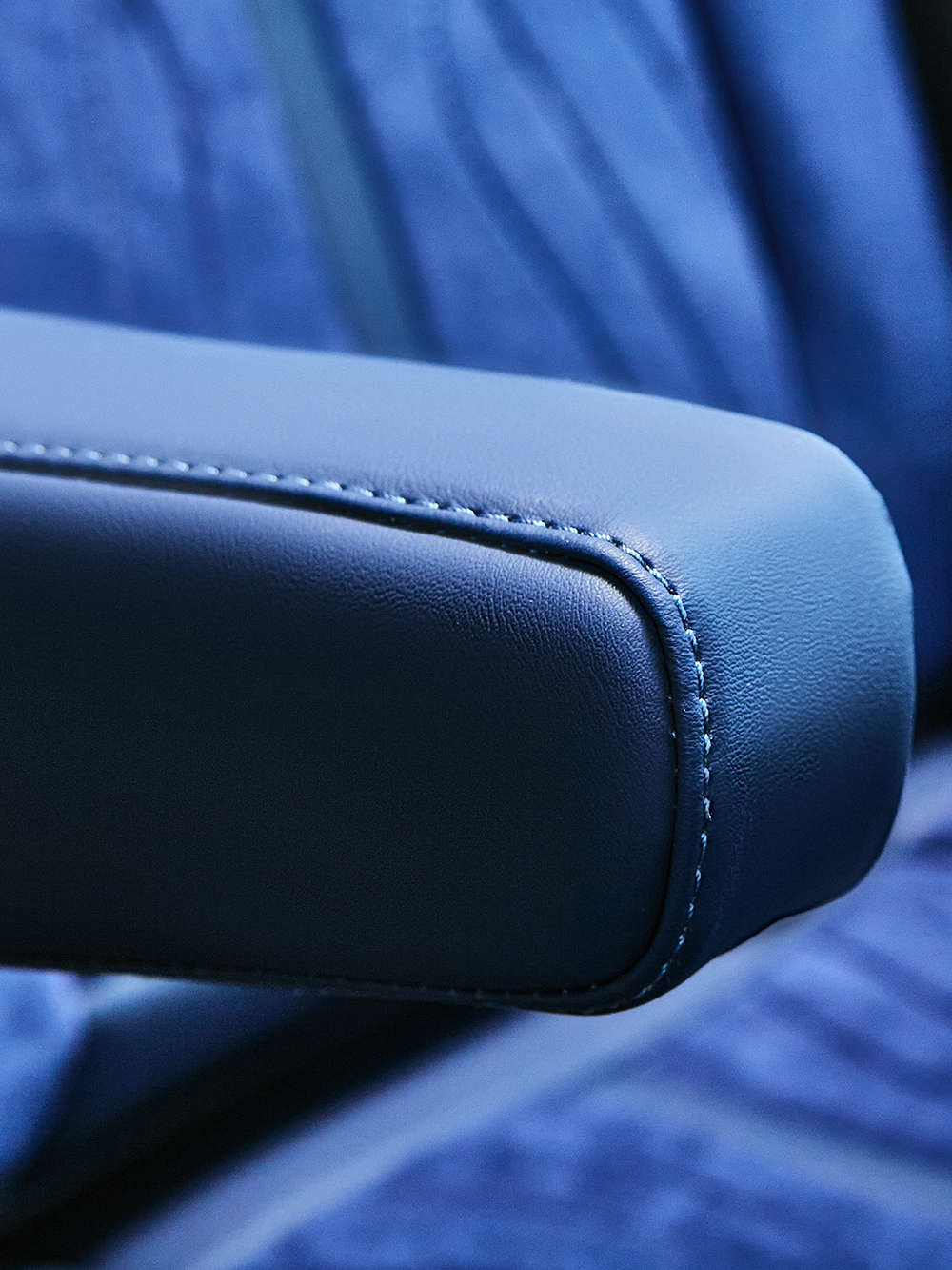 Чехлы Люкс MAN TGX до 2021 года (экокожа, синий, синяя вставка)