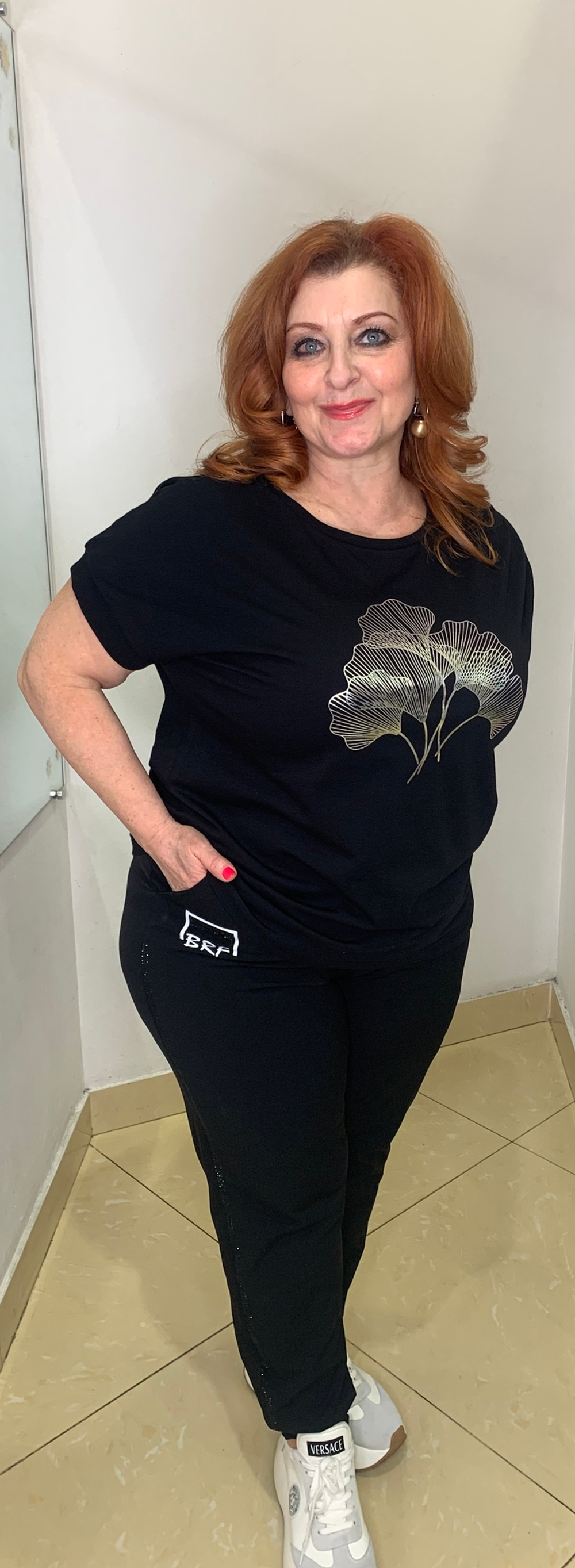 Черные брюки на резинке со стразовыми лампасами