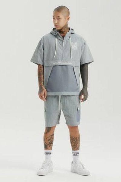 Куртка анорак нейлоновая с  коротким рукавом и  капюшоном