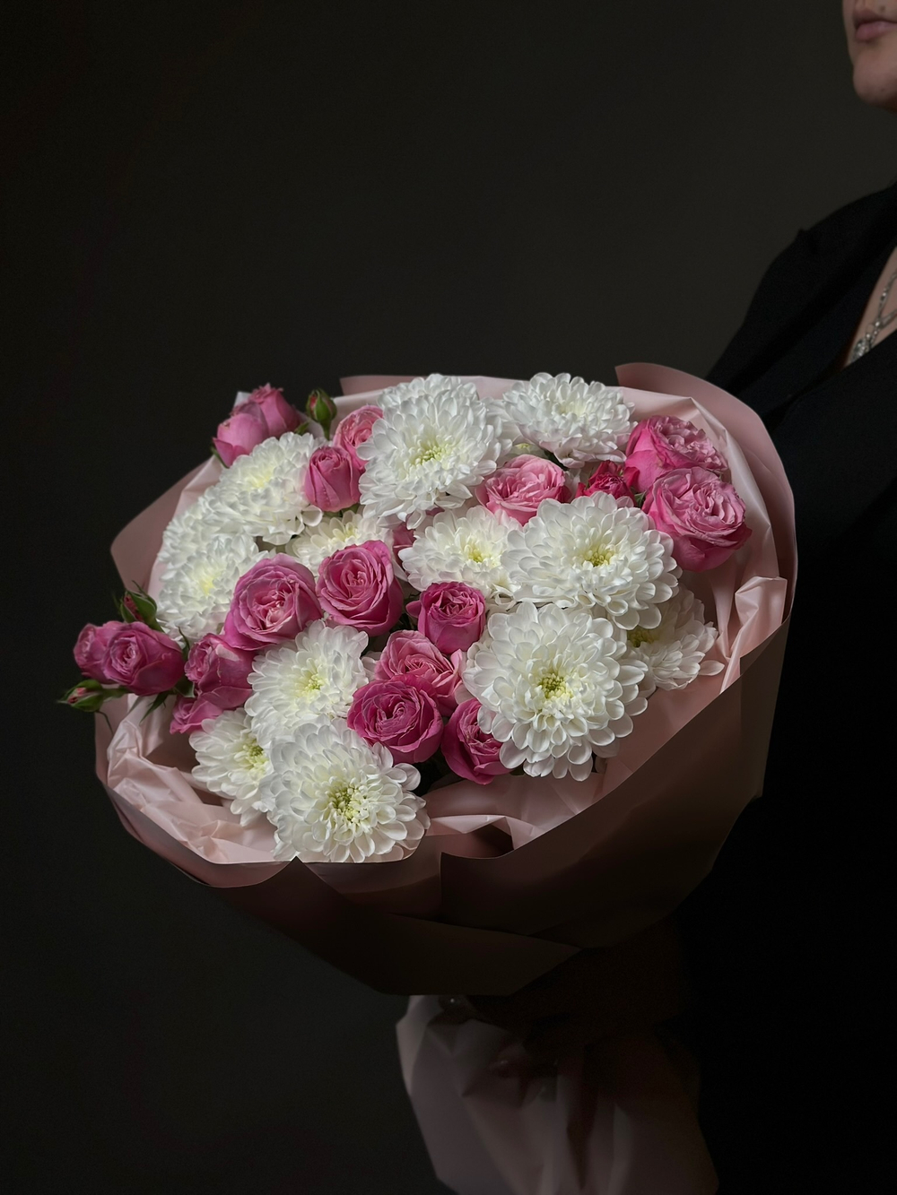 Сборный букет «Кустовые розы и хризантемы»