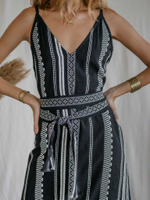 Жаккардовое платье макси с V-образным вырезом (черно-белое)