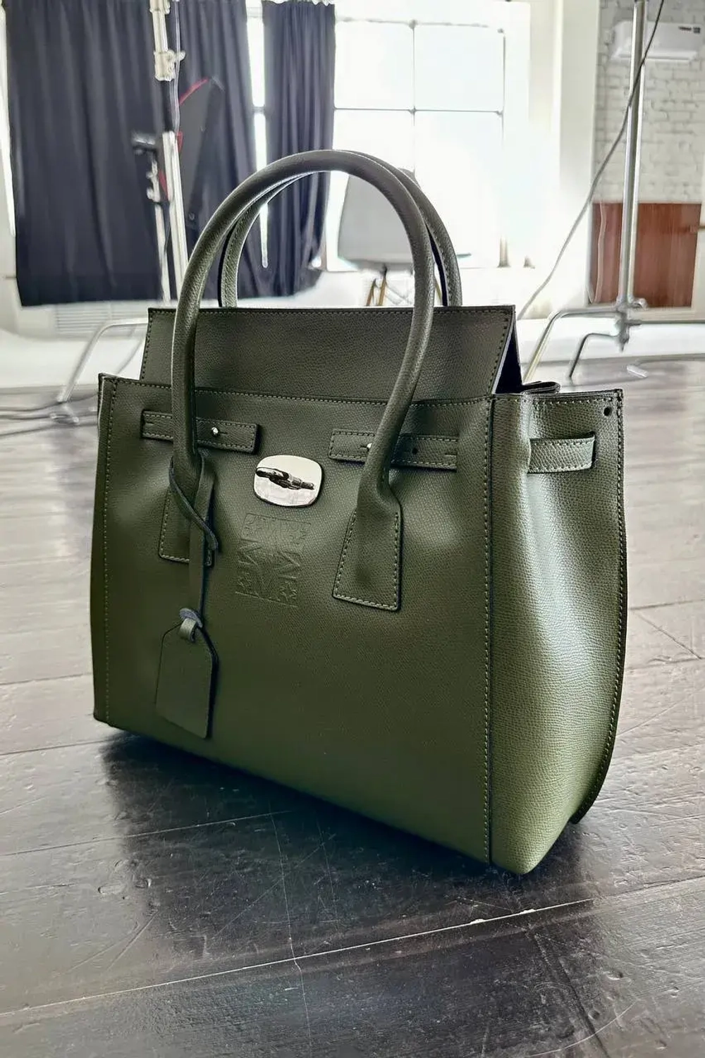 Женская оливковая форматная сумка из натуральной толстой кожи