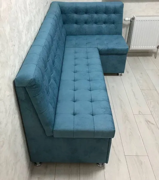 Угловой диван с прямым углом синего цвета