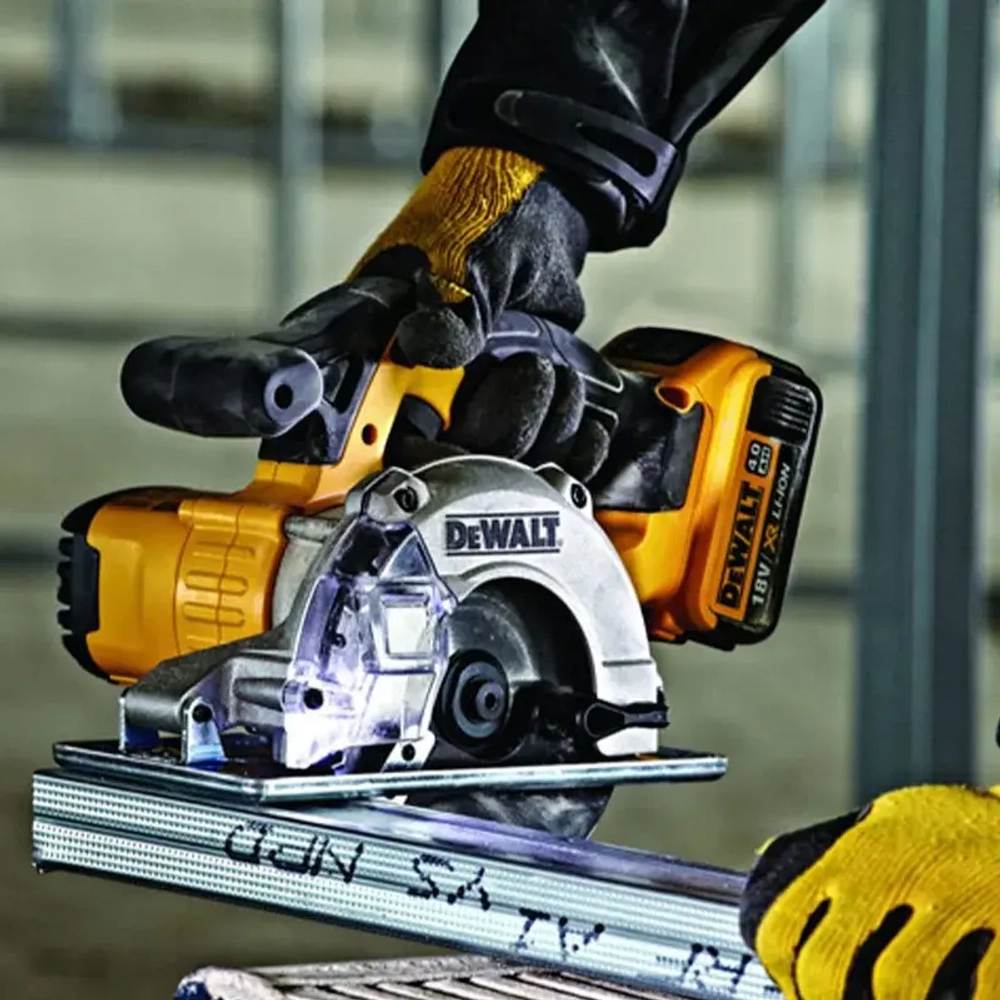 DeWalt DCS373N-XJ аккумуляторная дисковая пила (без АКБ и ЗУ)