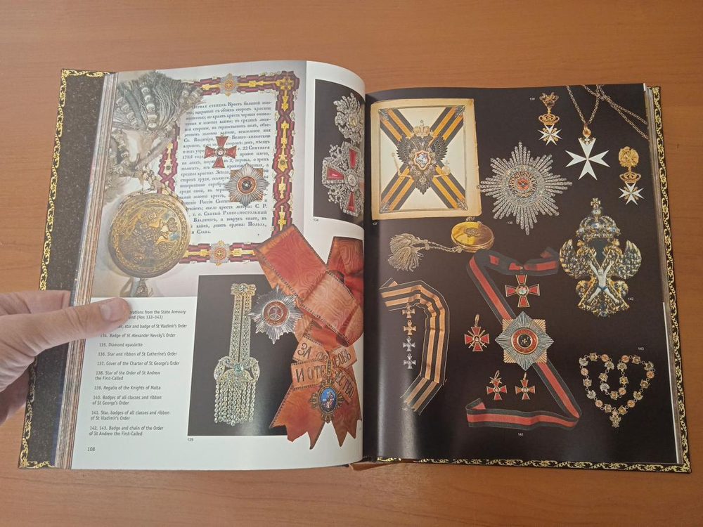 Подарочный набор в кожаной коробке: книга "Москва" на английском с плакеткой "Москва – Кремль"
