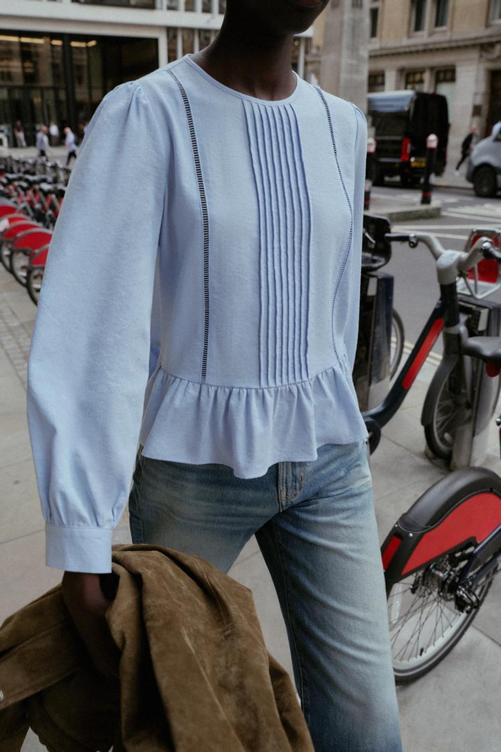 ZARA БЛУЗА С КРУЖЕВОМ И БАСКОЙ, ГОЛУБОЙ