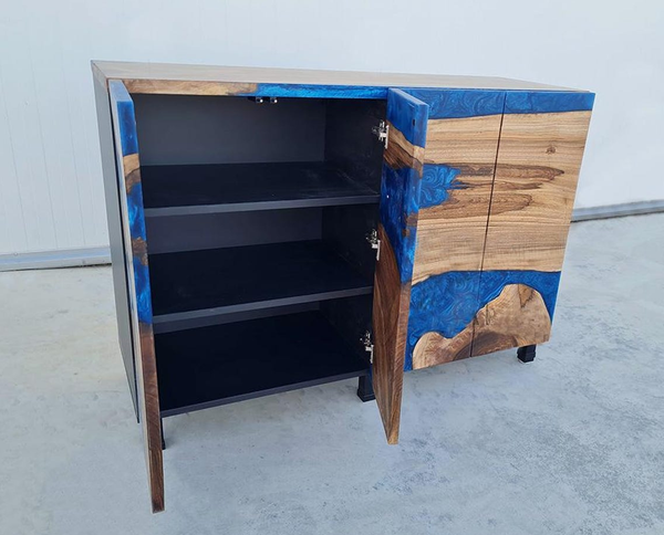 Винный шкаф из ореха с художественной жемчужно-синей смолой