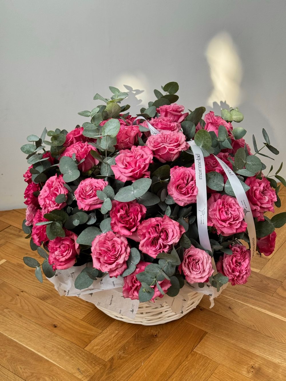 Цветочная корзина из роз Кантри и эвкалипта размер XL