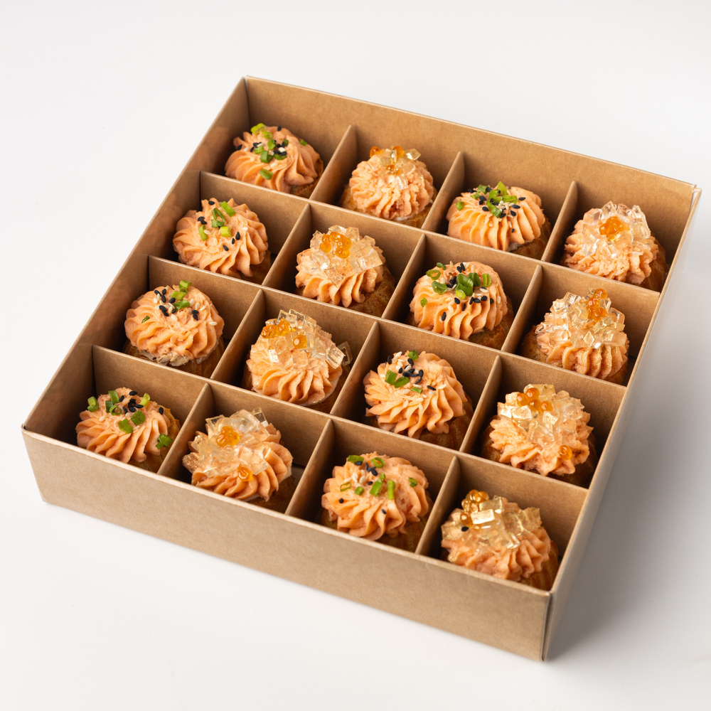 Бокс профитролей с муссом из семги и желе из Просеко