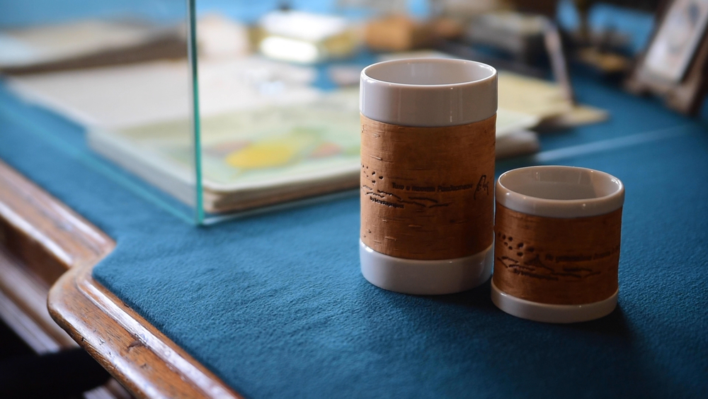 Кружка большая фарфоровая c берестой и с цитатами Чехова. Chekhov forever.