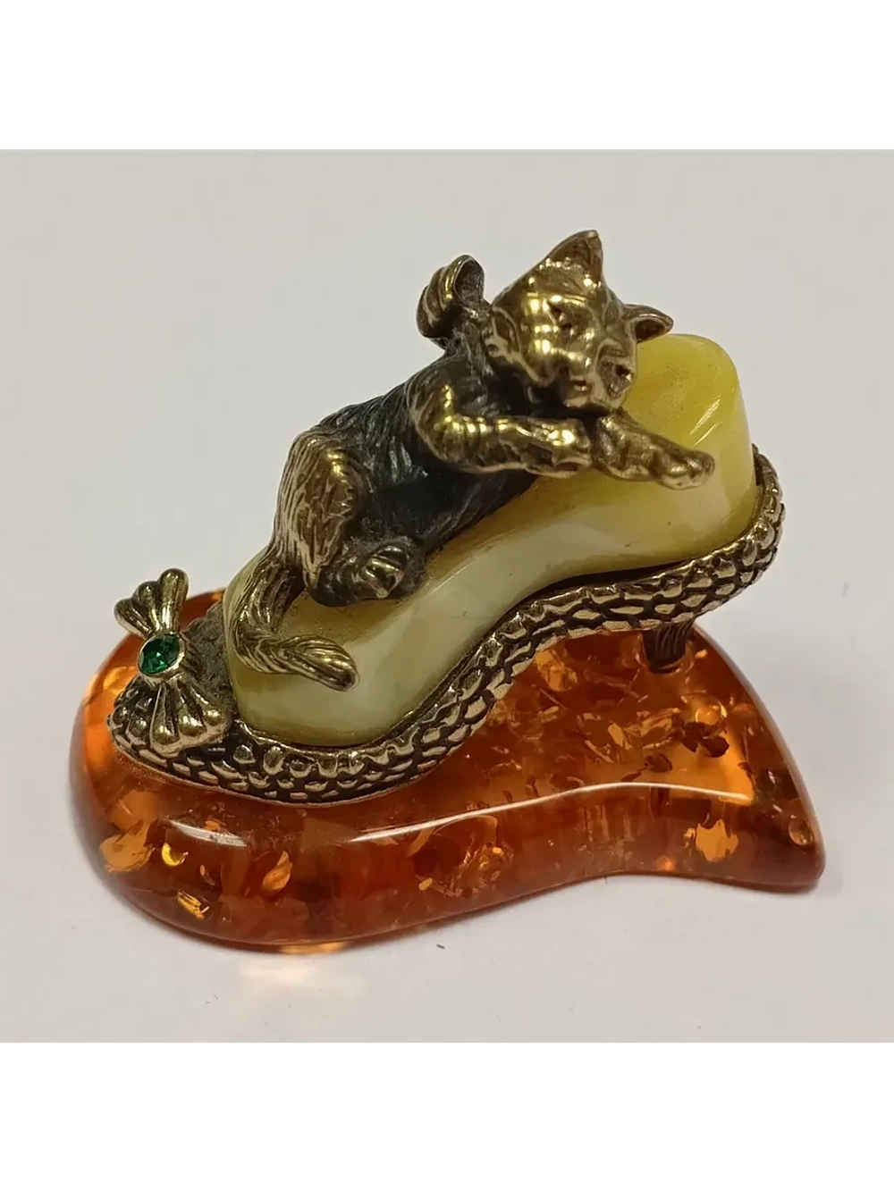 Бронзовая статуэтка на янтаре