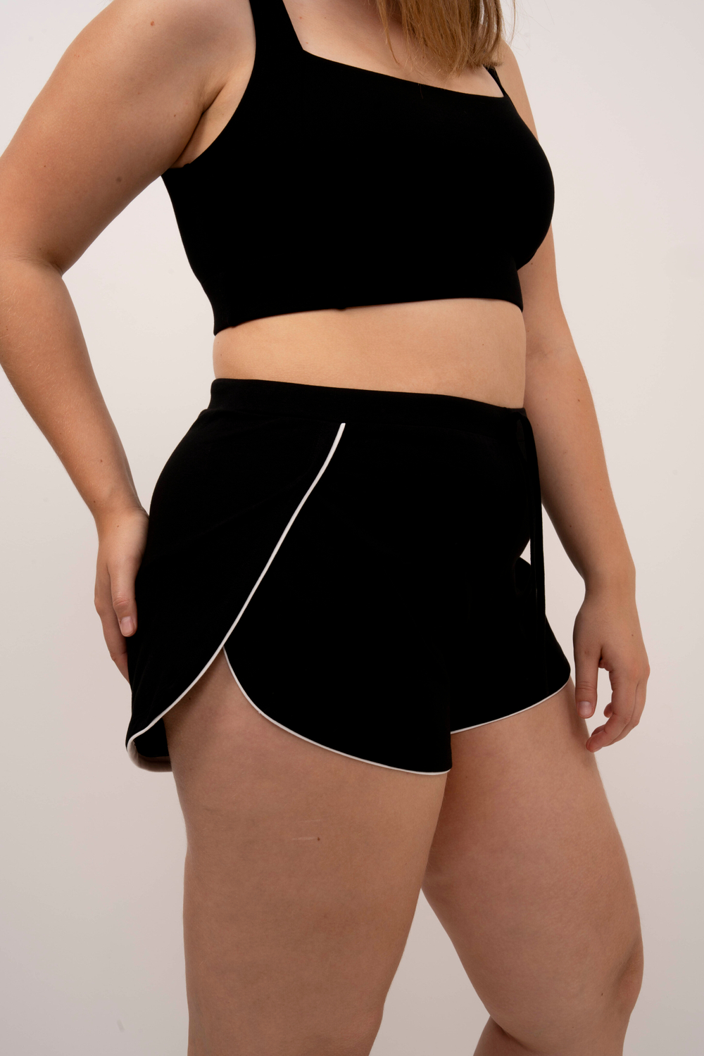 Мини-шорты с контрастным кантом