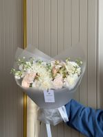 Букет из кустовых пионовидных роз, маттиолы, диантусов и одноголовых роз