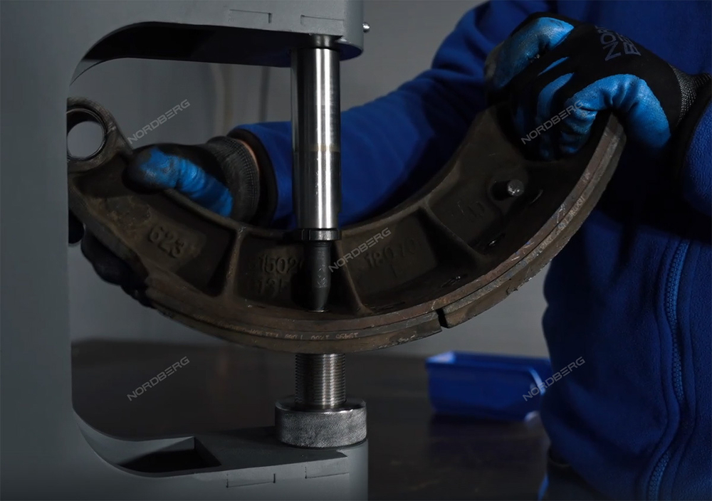 NORDBERG (NR8TM) Пневматический станок для заклепки тормозных колодок, цилиндр 160, с тумбой