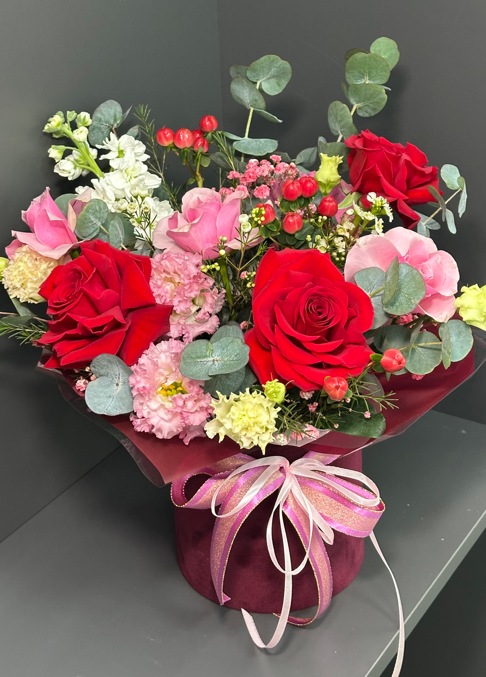 Композиция в цилиндре + мягкая игрушка-сердце