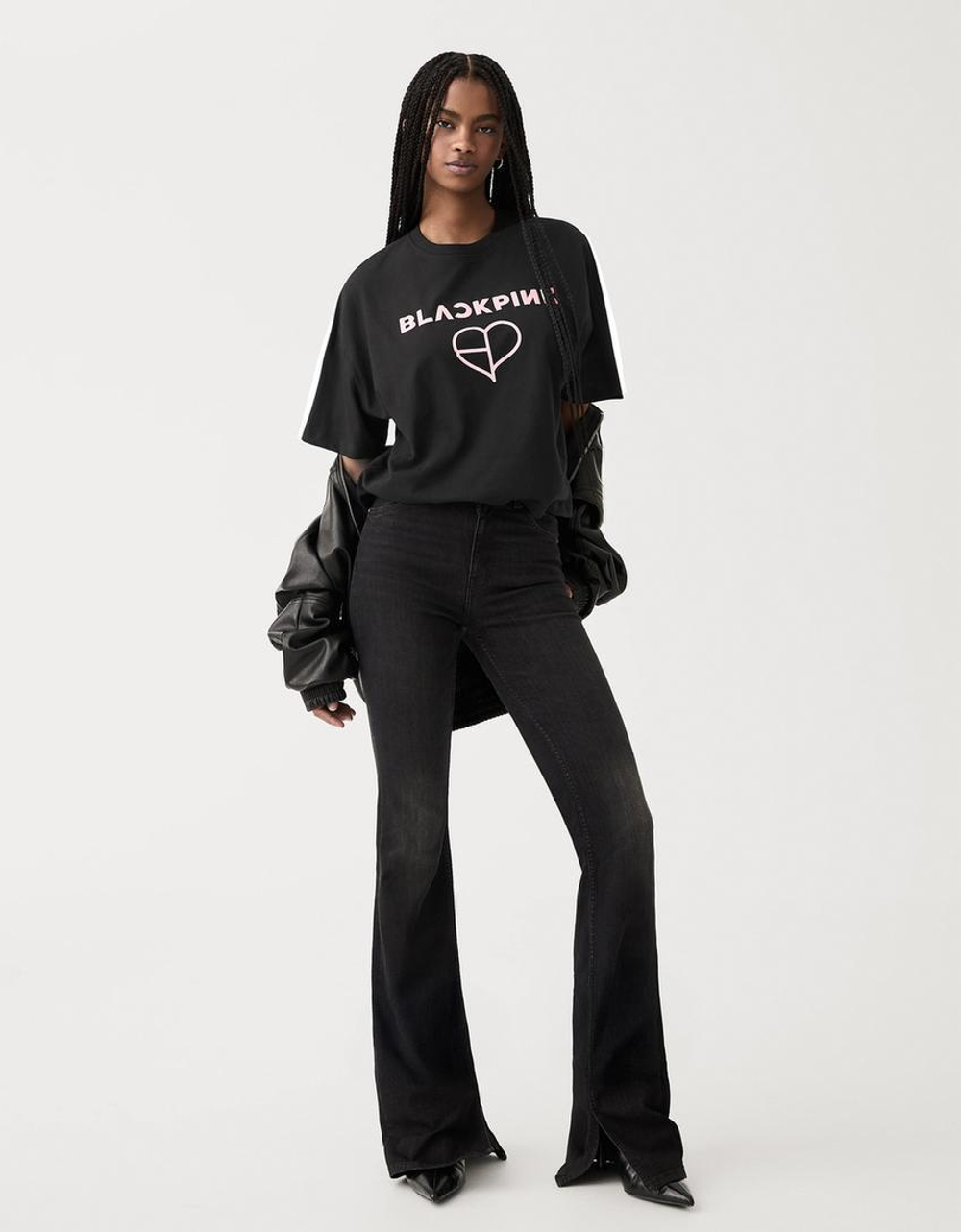 BERSHKA Футболка с короткими рукавами и принтом Blackpink, черный