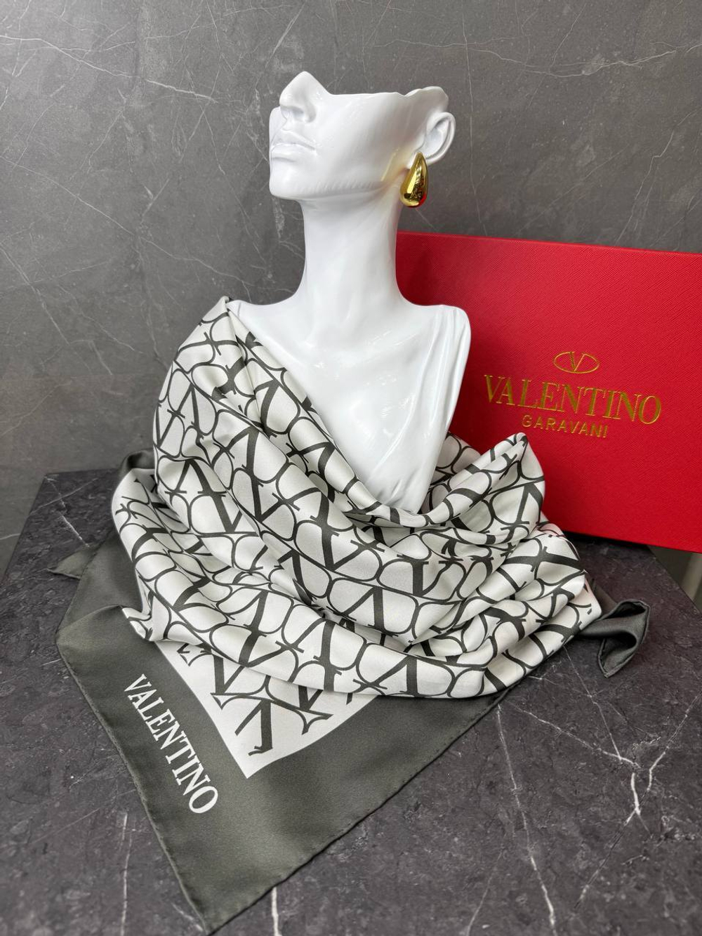 Платок Valentino