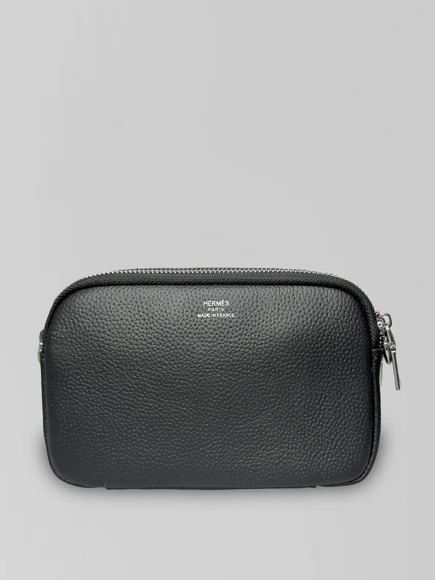 Сумка 2206 прямоугольной формы однотонная с ремешком в комплекте и логотипом посередине