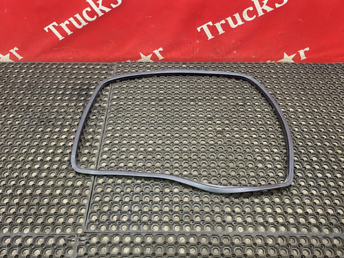 Уплотнитель стекла двери правой 2023г