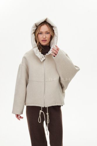 Бежевая куртка без утеплителя с объёмным капюшоном