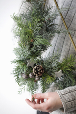 Рождественский венок с декором на треугольной металлической основе