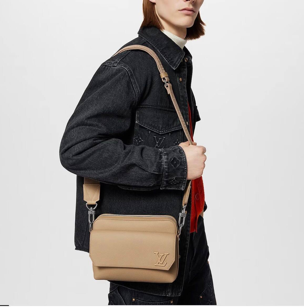 Сумка-мессенджер Louis Vuitton