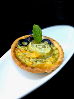 Киш с артишоком и маслинами