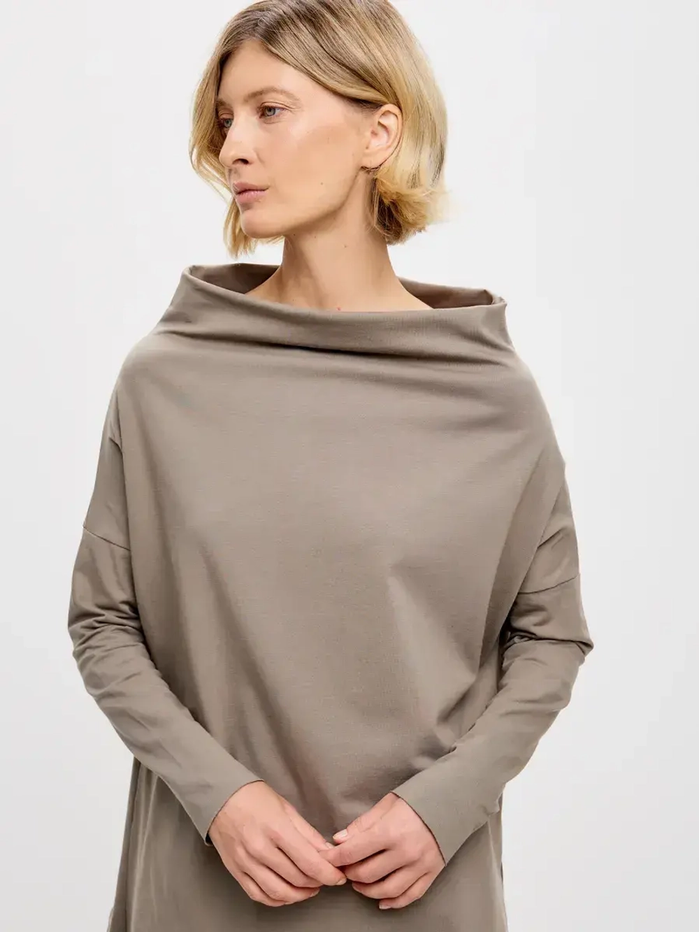 Лонгслив оверсайз с вырезом лодочка