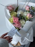 Букет из маттиолы, форзиции, тюльпанов, диантусов и оксипеталума