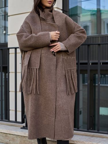 Коричневое пальто с шарфом