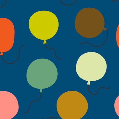 Разноцветные надувные  шарики на синем фоне