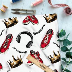 Ткань саржа яркие конверсы, корона и наушники