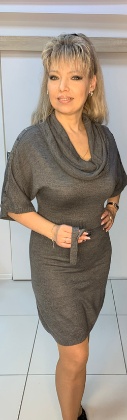 Трикотажное платье-туника с хомутом