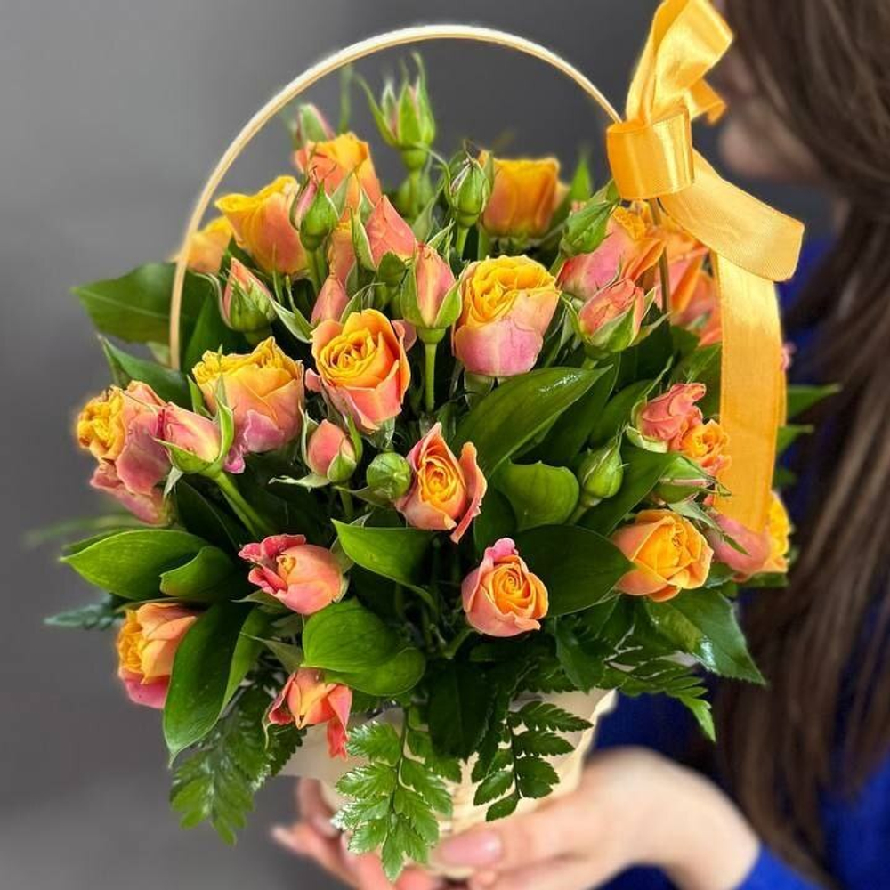 Корзина с кустовыми розами сорта "Sonora"