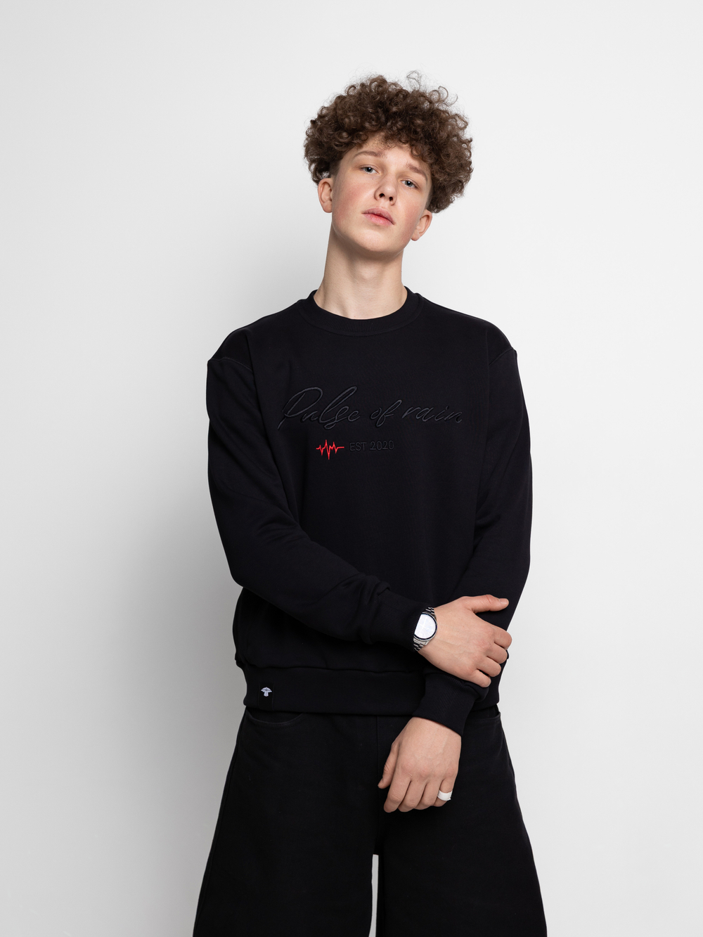 Свитшот с вышитой надписью PULSE OF RAIN чёрный