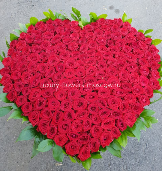 235 роз в Корзине в форме сердца