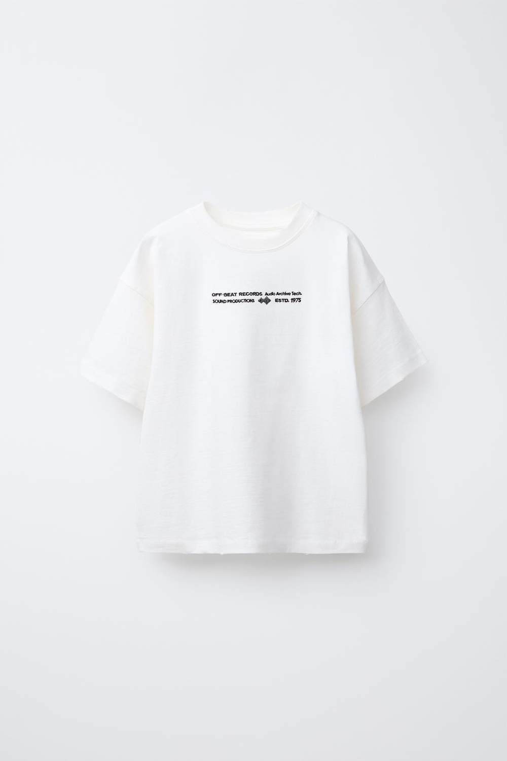 ZARA ФУТБОЛКА С ВЫШИТОЙ НАДПИСЬЮ, ЖЕЛТОВАТО-БЕЛЫЙ