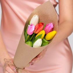 Букет из тюльпанов в крафте