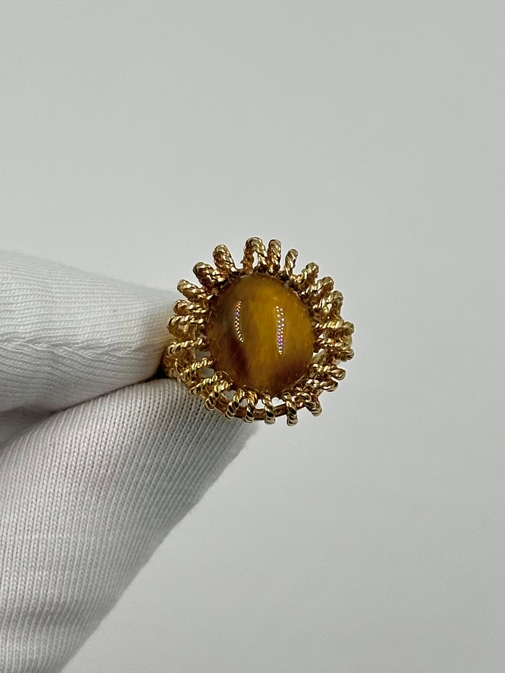 Кольцо с коричневым кабошоном