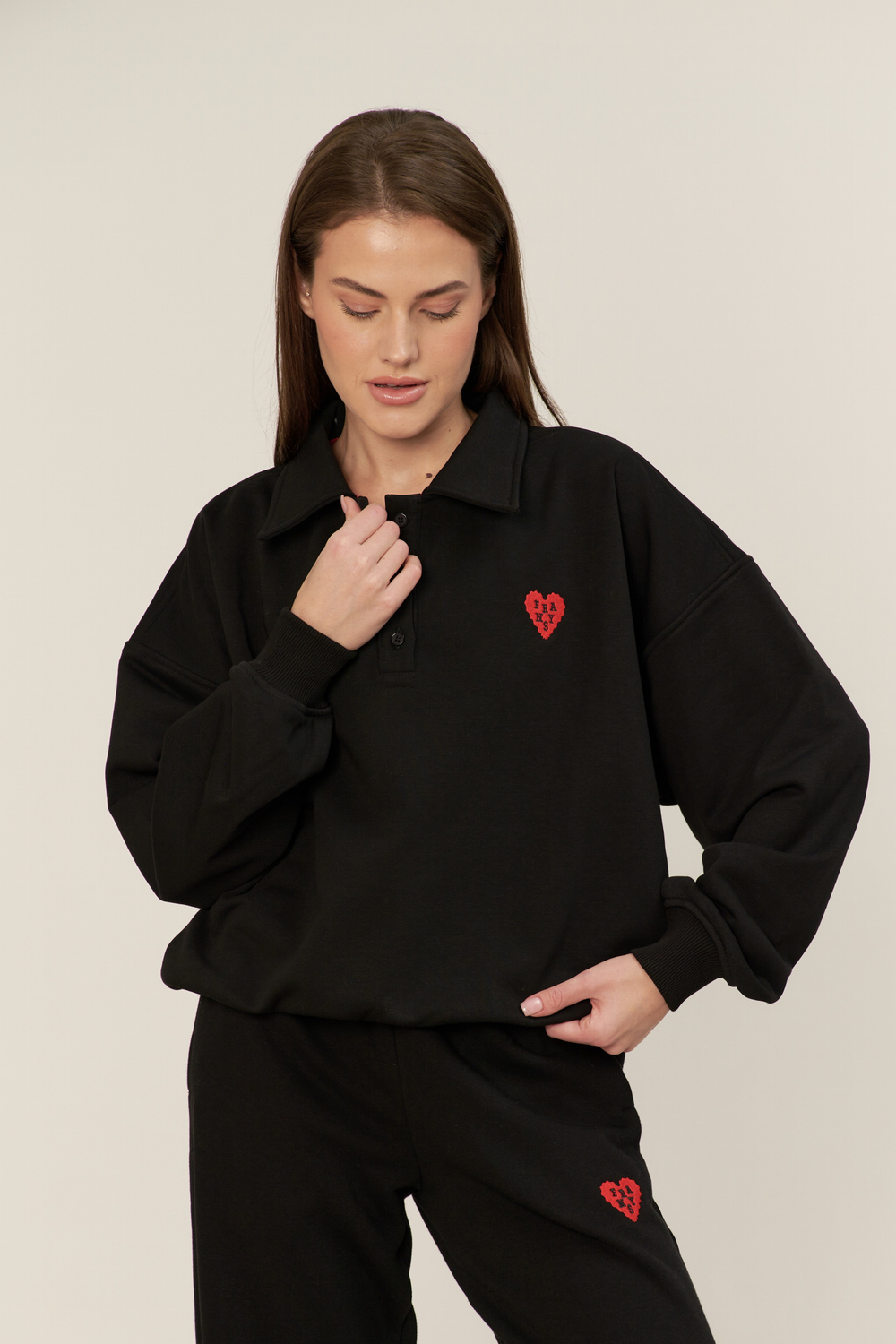 Поло с сердечком, черное