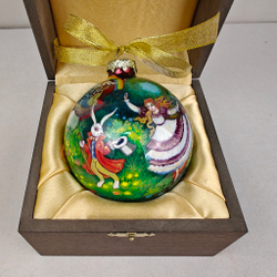 Шар новогодний с круговой росписью Палех "Алиса в стране чудес-4" в футляре