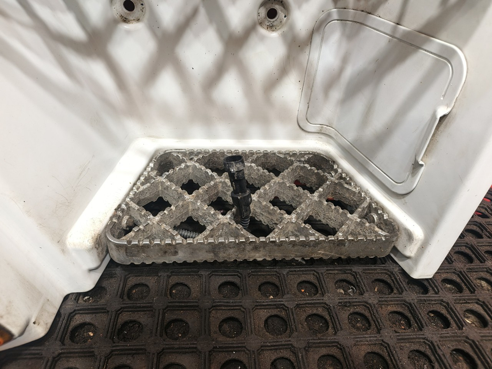 Корпус подножек правый 2022г