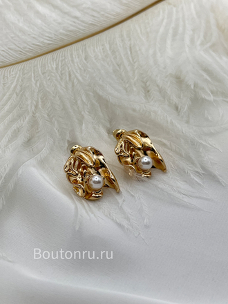 Серьги золотистые мятые с жемчужиной