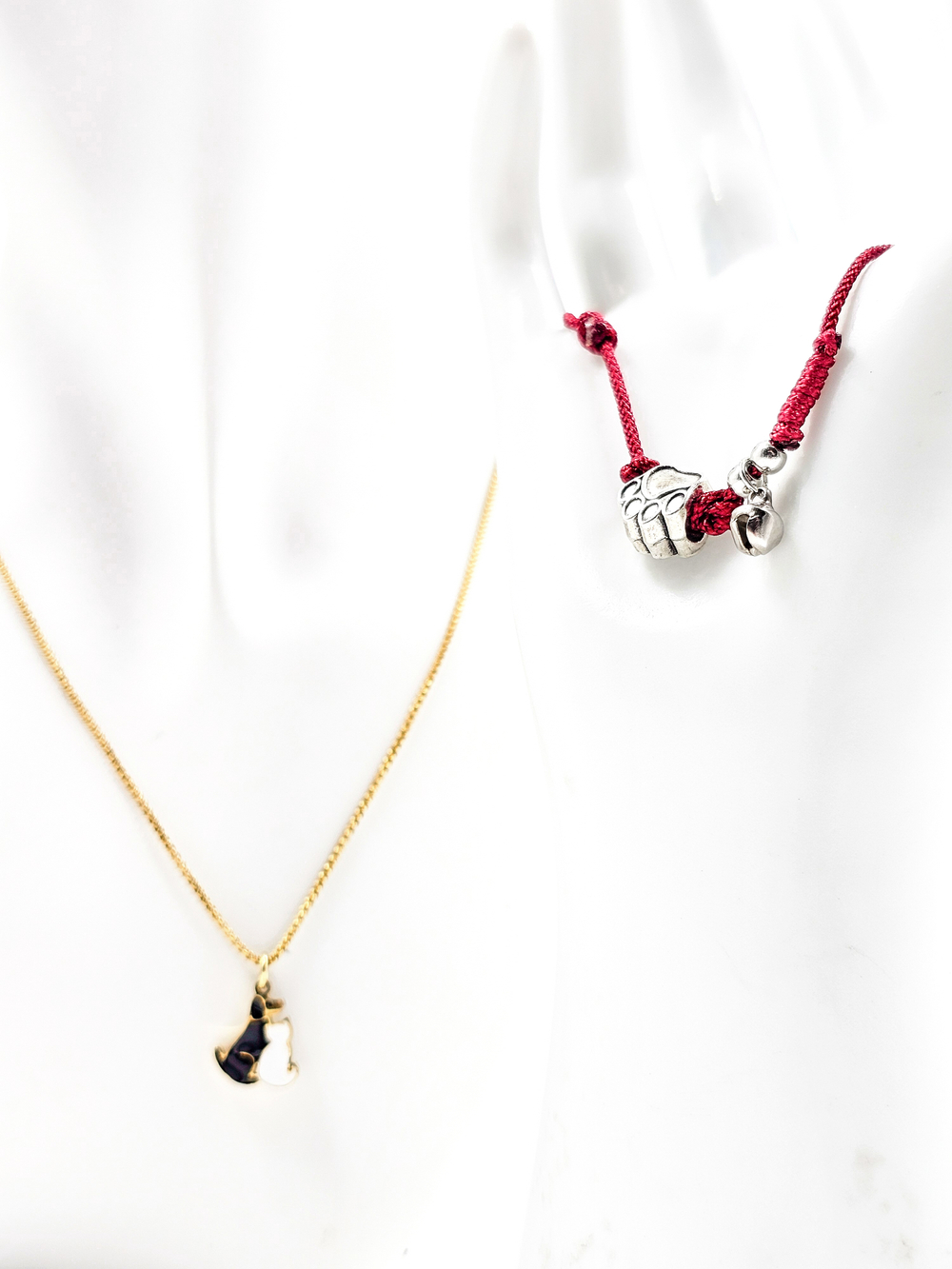 Комплект добра. Браслет из красной нити и подвеска.